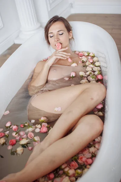 Žena relaxace v kulaté venkovní koupel s tropickými květy, organická péče o pleť, luxusní lázeňský hotel, lifestyle fotografie. — Stock fotografie