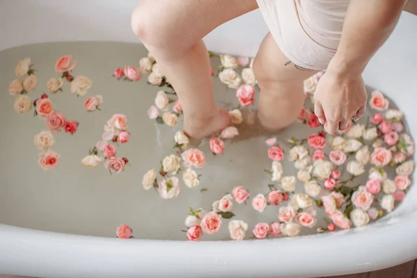 Mujer relajante en baño redondo al aire libre con flores tropicales, cuidado de la piel orgánica, hotel spa de lujo, foto estilo de vida. — Foto de Stock