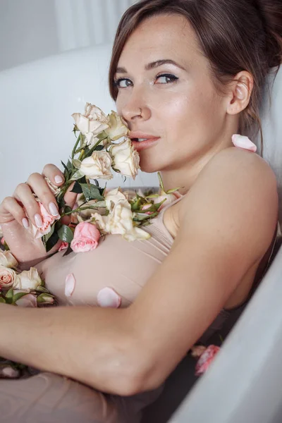 Femme relaxante dans un bain extérieur rond avec des fleurs tropicales, soins de la peau bio, hôtel spa de luxe, photo de style de vie. — Photo