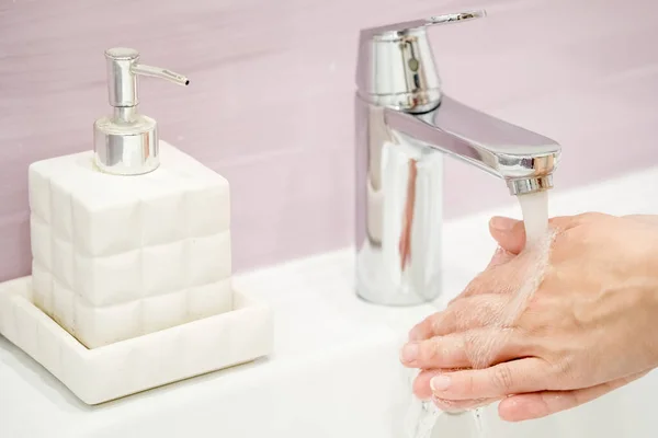 Mycie Rąk Mydłem Pod Żurawiem Wodą — Zdjęcie stockowe