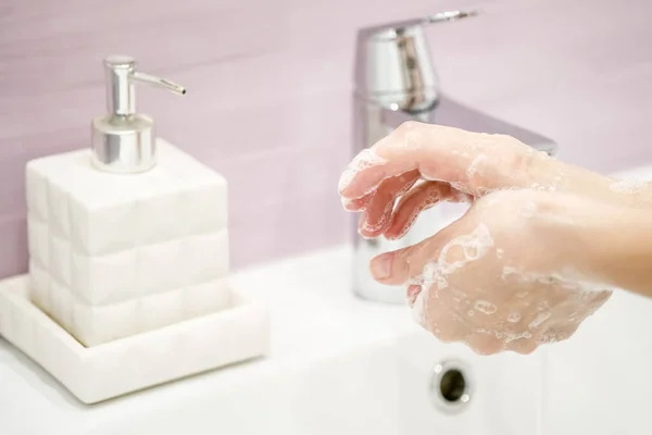 Lavage Des Mains Avec Savon Sous Grue Avec Eau — Photo