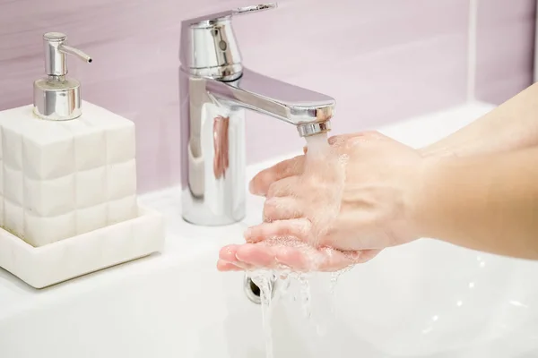 Lavage Des Mains Avec Savon Sous Grue Avec Eau — Photo