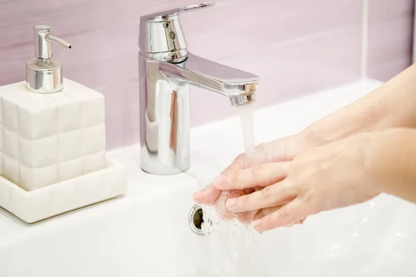 Lavage Des Mains Avec Savon Sous Grue Avec Eau — Photo