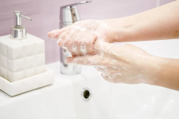 Händewaschen Mit Seife Unter Dem Kran Mit Wasser — Stockfoto