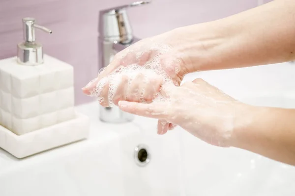 Mycie Rąk Mydłem Pod Żurawiem Wodą — Zdjęcie stockowe