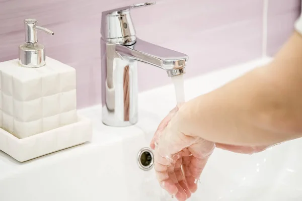 Lavage Des Mains Avec Savon Sous Grue Avec Eau — Photo