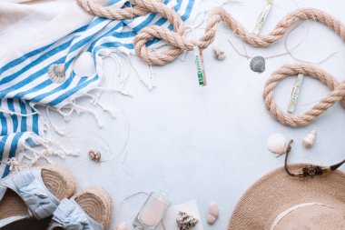 Seyahat ve tatil malzemeleri masada. Kopyalama alanı olan üst görünüm. Metin için boş alanı olan düz yataklı gezgin aksesuarları. Üst görünüm seyahat veya tatil kavramı