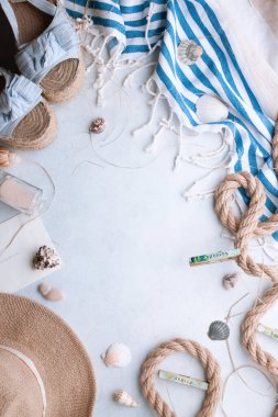 Seyahat ve tatil malzemeleri masada. Kopyalama alanı olan üst görünüm. Metin için boş alanı olan düz yataklı gezgin aksesuarları. Üst görünüm seyahat veya tatil kavramı