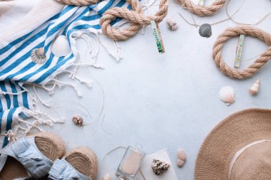 Seyahat ve tatil malzemeleri masada. Kopyalama alanı olan üst görünüm. Metin için boş alanı olan düz yataklı gezgin aksesuarları. Üst görünüm seyahat veya tatil kavramı