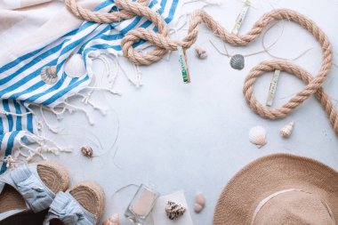 Seyahat ve tatil malzemeleri masada. Kopyalama alanı olan üst görünüm. Metin için boş alanı olan düz yataklı gezgin aksesuarları. Üst görünüm seyahat veya tatil kavramı