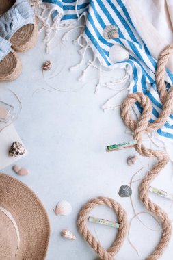 Seyahat ve tatil malzemeleri masada. Kopyalama alanı olan üst görünüm. Metin için boş alanı olan düz yataklı gezgin aksesuarları. Üst görünüm seyahat veya tatil kavramı