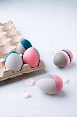 Kırsal Paskalya Yumurtaları. Beyaz masada boyanmış Paskalya yumurtaları. Bireysellik kavramı, farklı olmak, organik olmak, yumurtada dövme..