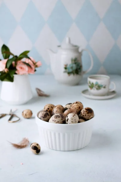 Composición Decorativa Primavera Pascua Con Huevos Caseros Codorniz Rosas Sobre — Foto de Stock