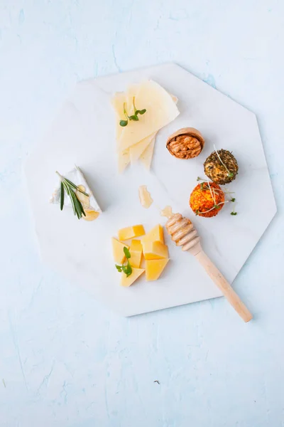 Boules Fromage Frites Sur Épice Noix Sur Table Blanche Vue — Photo