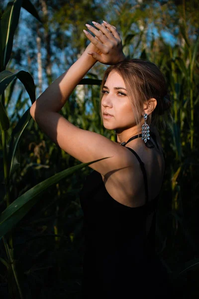 Primer Plano Mujer Joven Vestido Negro Collar Pendientes Entre Hojas —  Fotos de Stock