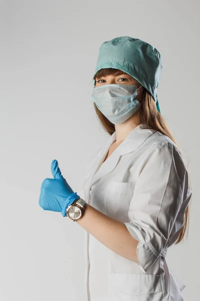Jonge Vrouw Verpleegster Geïsoleerde Achtergrond Met Gebaar Goedkeuringen Tonen Duim — Stockfoto
