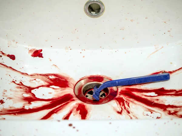 Blutiges Messer im Waschbecken — Stockfoto © riccarbruni #83958914