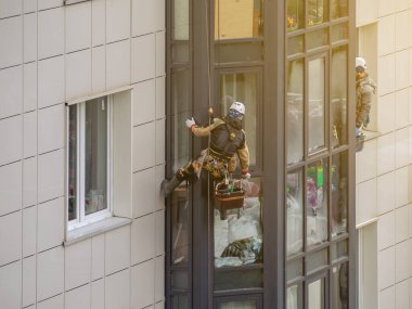 Pencere temizleyicisi çalışıyor.