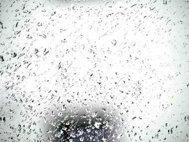 Pencereye yağmur damlaları