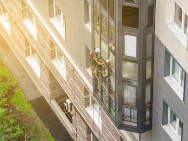 Pencere temizleyicisi çalışıyor.