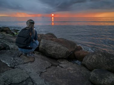 gün batımında denize