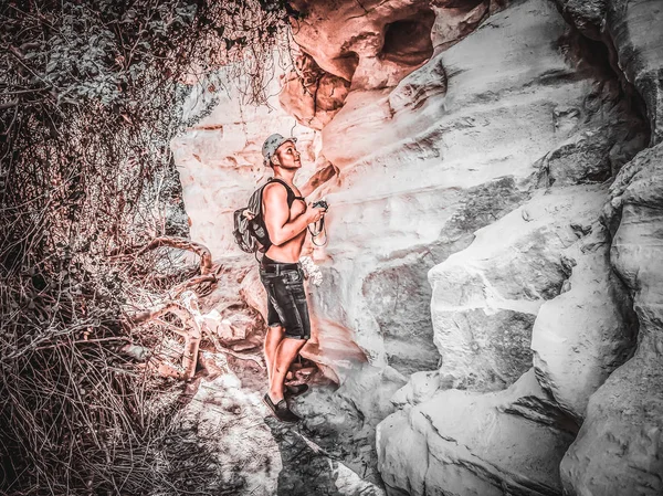 Hombre en Avakas Gorge — Foto de Stock