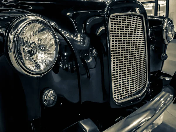 Klassisk vintage retro bil — Stockfoto
