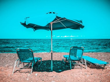 şezlong ve şemsiye 