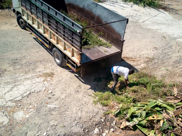 Exploitant agricole travaillant à la ferme — Photo