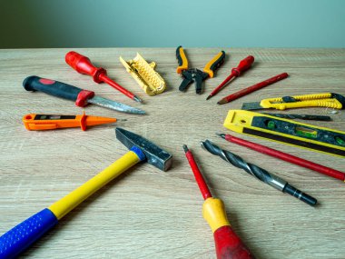 Eski çalışma setleri, eski ahşap masadaki mühendislik aletleri. İnşa ve tedavi araçları.