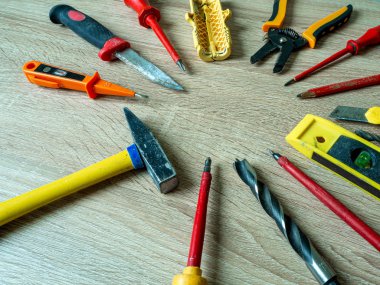 Eski çalışma setleri, eski ahşap masadaki mühendislik aletleri. İnşa ve tedavi araçları.