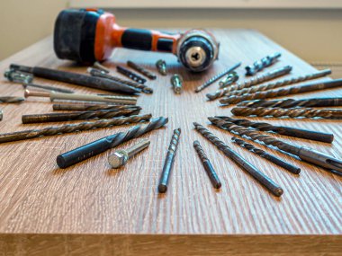 Tahta masada elektrikli matkap ve inşaat aleti.