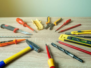 Eski çalışma setleri, eski ahşap masadaki mühendislik aletleri. İnşa ve tedavi araçları.