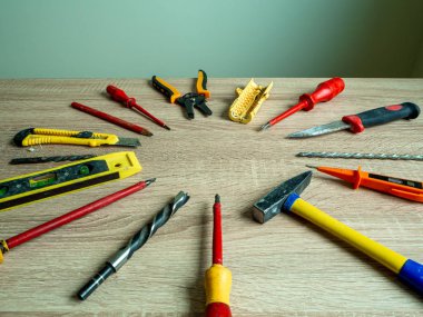 Eski çalışma setleri, eski ahşap masadaki mühendislik aletleri. İnşa ve tedavi araçları.