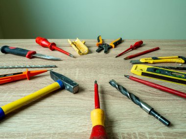 Eski çalışma setleri, eski ahşap masadaki mühendislik aletleri. İnşa ve tedavi araçları.
