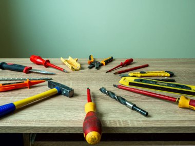 Eski çalışma setleri, eski ahşap masadaki mühendislik aletleri. İnşa ve tedavi araçları.