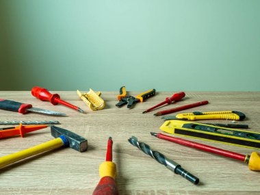 Eski çalışma setleri, eski ahşap masadaki mühendislik aletleri. İnşa ve tedavi araçları.