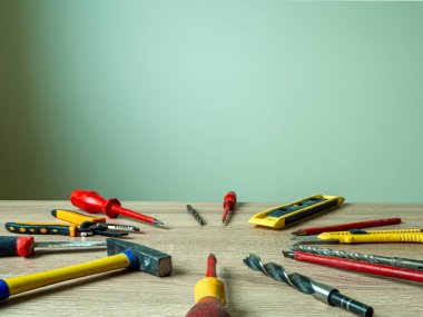 Eski çalışma setleri, eski ahşap masadaki mühendislik aletleri. İnşa ve tedavi araçları.