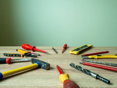 Eski çalışma setleri, eski ahşap masadaki mühendislik aletleri. İnşa ve tedavi araçları.