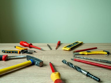 Eski çalışma setleri, eski ahşap masadaki mühendislik aletleri. İnşa ve tedavi araçları.