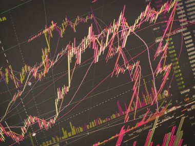 Teknik fiyat grafiği ve göstergesi, siyah ekranda kırmızı ve yeşil şamdan şeması, piyasa dalgalanması, yukarı ve aşağı eğilim. Hisse senedi, para. 