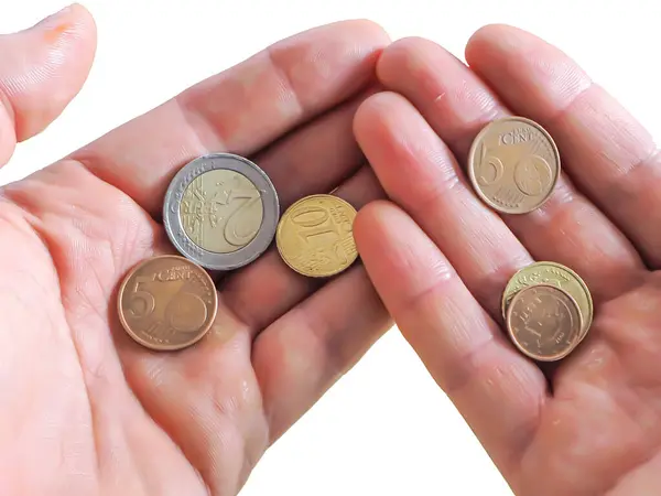 Beyaz arkaplanda izole edilmiş avro sikkeleri olan iki el.