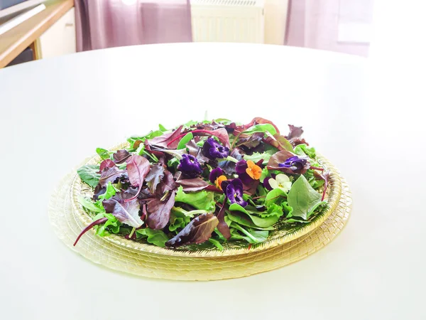 Mélanger Salade Sur Une Salve Sur Une Table Blanche — Photo