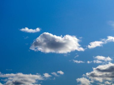 Beyaz bulut manzaralı güzel mavi gökyüzü.. 