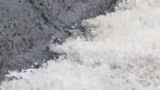 Водный поток водопада — стоковое видео