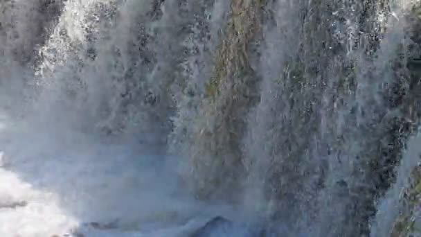 Водный поток водопада — стоковое видео