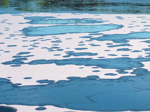 Buz Çemberleriyle Kışın Beyaz Manzarası Donmuş Bir Manniku Gölü Kar — Stok fotoğraf