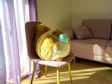 Koruyucu tıbbi maske takan koca bir sincap oyuncağı. Koronavirüs koruması. Dünyada virüs salgını.