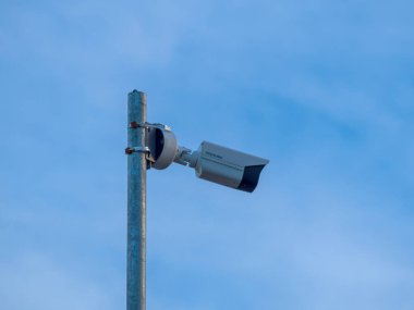Direkteki güvenlik kamerası. CCTV bir binanın dışındadır. Arka planda Blue Sky var. Metin kutusu için boşluk kopyala.
