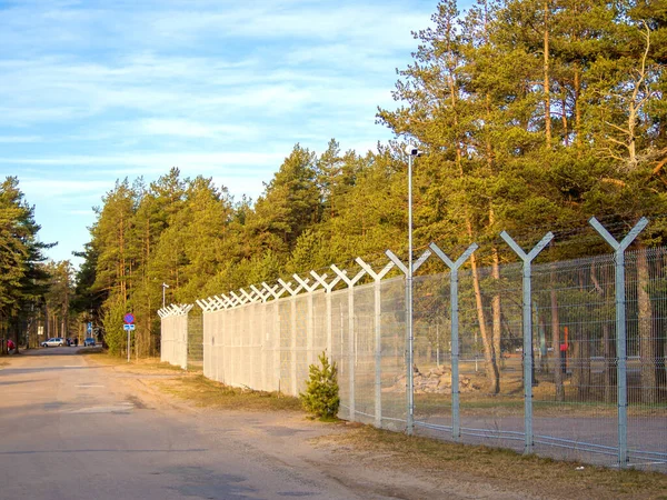 Beveiligingshek Gevangenis Oude Roestige Prikkeldraad — Stockfoto